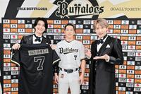 西川（中央）と交流する風輪の翔司（左）、拓也（右）