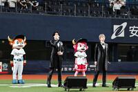 国歌斉唱する風輪の（左から）翔司、拓也