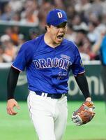 ６回、満塁のピンチでダルベックを空振り三振に仕留め、雄たけびを上げる柳