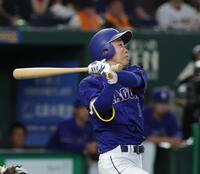 ４回、岡林は右中間に３ランを放つ（撮影・佐々木彰尚）