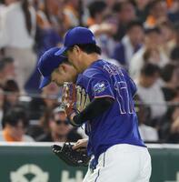 ２回、戸郷の中飛を好捕した岡林（左）を出迎える柳（撮影・佐々木彰尚）