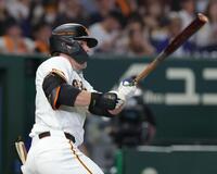 ７回、代打・キャベッジは右中間に二塁打を放つ（撮影・佐々木彰尚）