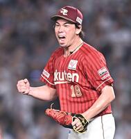 ６回、井上を遊ゴロ併殺に打ち取り雄たけびを上げる前田健（撮影・開出牧）