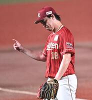 １回、西川を空振り三振に仕留めポーズを決める前田健（撮影・開出牧）