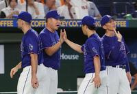 柳とタッチをする井上監督（撮影・佐々木彰尚）