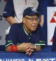 戦況を見守る池山監督（撮影・石井剣太郎）