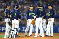 ４回、奥川（左端）のもとに集まるヤクルトナイン（撮影・石井剣太郎）