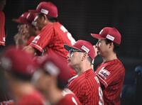 ９回、ベンチで戦況を見守る吉井監督（中央）＝撮影・開出牧
