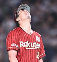 ５回、佐藤を三振に打ち取るが、この回に勝ち越しを許し悔しがる前田健（撮影・開出牧）