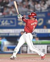 ４回、中前打を放つ宗山（撮影・開出牧）