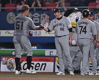 サヨナラの中越え二塁打を放った山口（左）と握手を交わすサブロー監督（撮影・開出牧）