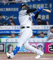 ３回、井上が左越えに先制ソロを放つ