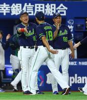 奥川（中央）らとタッチを交わす池山監督（左端）＝撮影・石井剣太郎