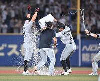９回、サヨナラの中越え適時二塁打を放ち手洗い祝福を受ける山口航輝（左）＝撮影・開出牧