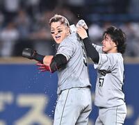 ９回、サヨナラの中越え適時二塁打を放ち、小川（右）らナインから手荒い祝福を受ける山口（撮影・開出牧）