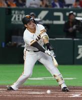 ２回、石塚は投前に内野安打を放つ（撮影・佐々木彰尚）