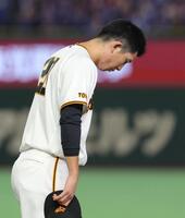 試合後、ファンに一礼をする戸郷（撮影・佐々木彰尚）