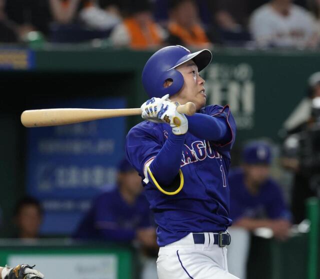 ４回、岡林は右中間に３ランを放つ（撮影・佐々木彰尚）