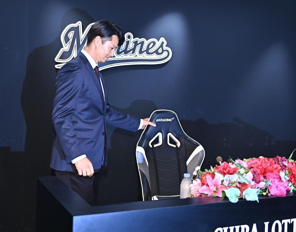 引退会見に臨む唐川（撮影・開出牧）