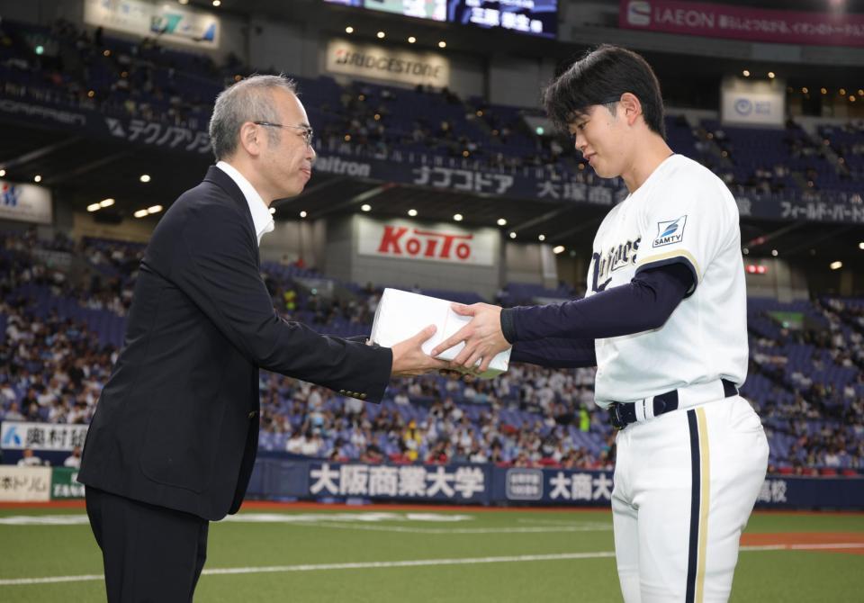 太田（右）に記念品を贈呈するデイリースポーツビジネス局・三原崇生局長（撮影・坂部計介）