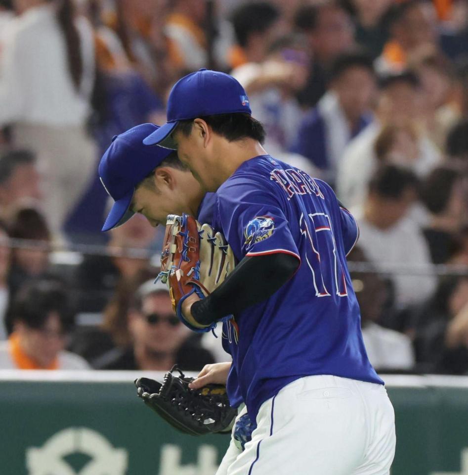 ２回、戸郷の中飛を好捕した岡林（左）を出迎える柳（撮影・佐々木彰尚）