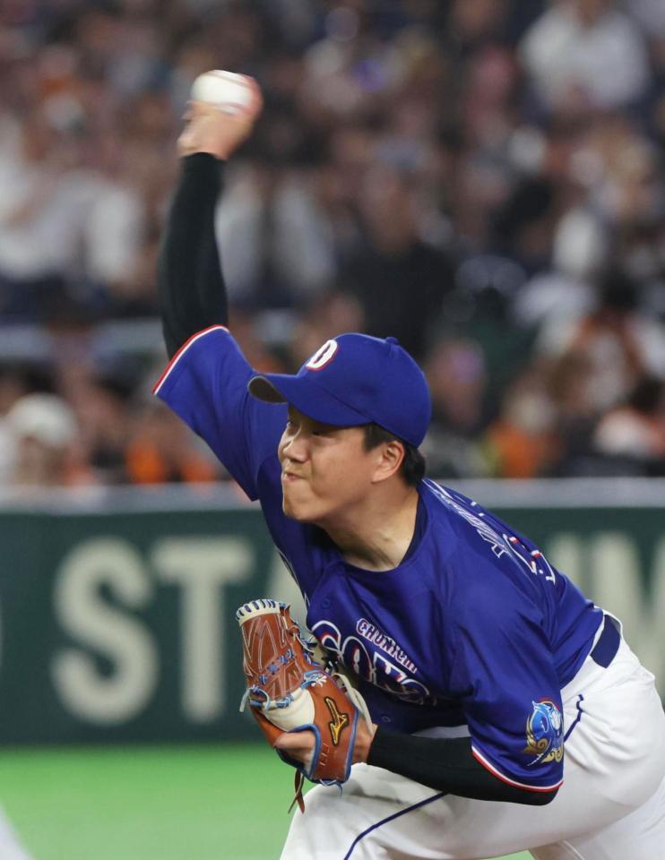 巨人打線相手に好投する柳（撮影・佐々木彰尚）