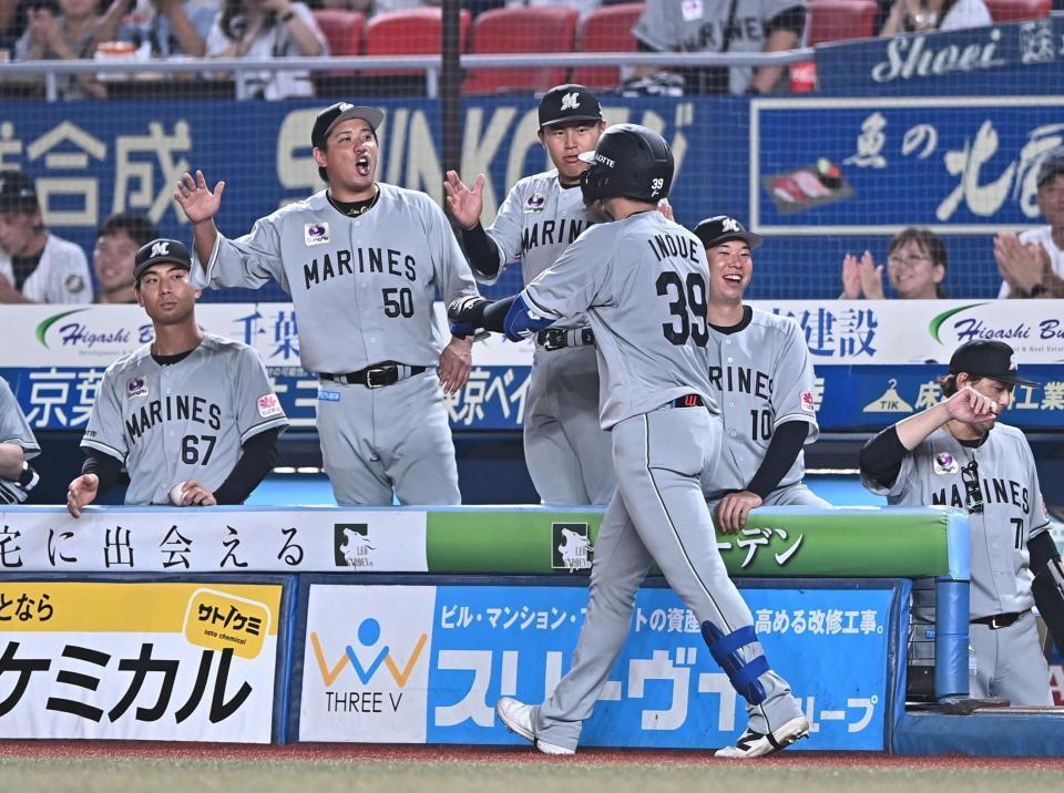 ３回、先制の左越えソロを放ちナインとタッチを交わす井上（右手前）＝撮影・開出牧