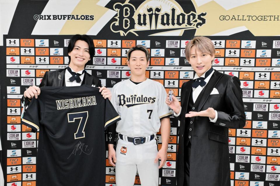 西川（中央）と交流する風輪の翔司（左）、拓也（右）