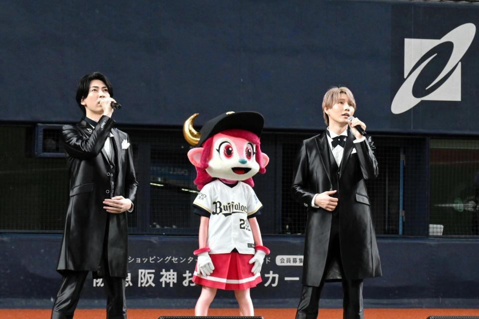 国歌斉唱する風輪の（左から）翔司、拓也