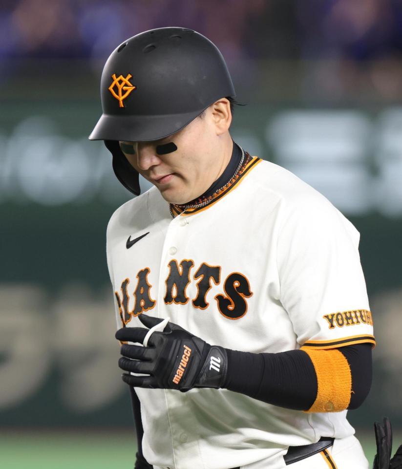 ７回、中飛に倒れた丸（撮影・佐々木彰尚）