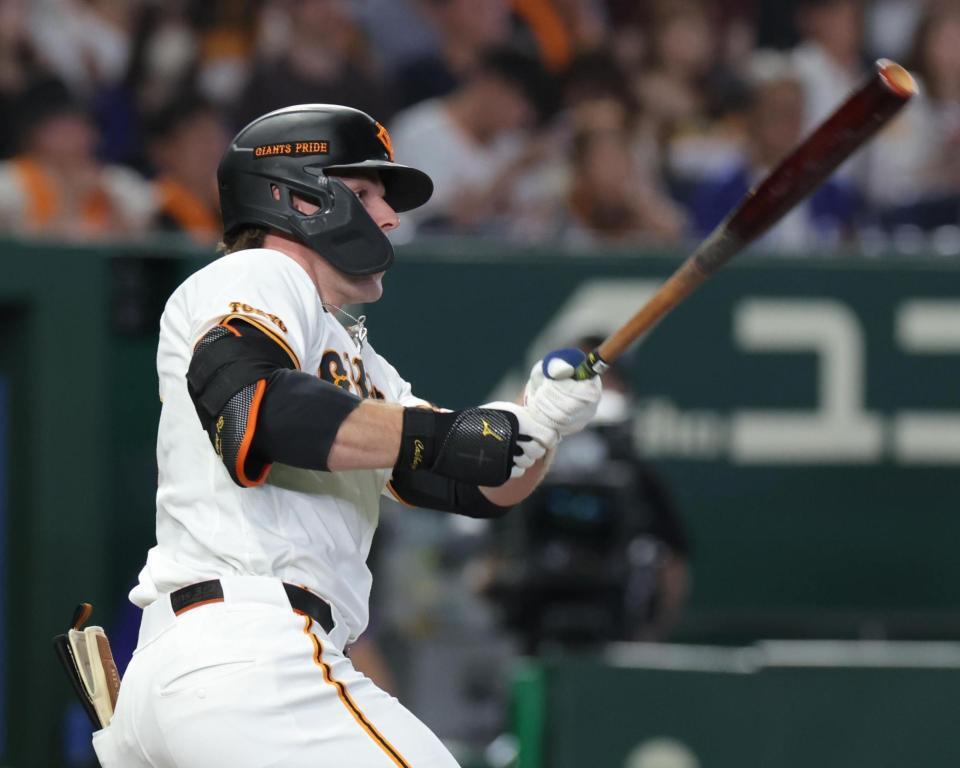 ７回、代打・キャベッジは右中間に二塁打を放つ（撮影・佐々木彰尚）