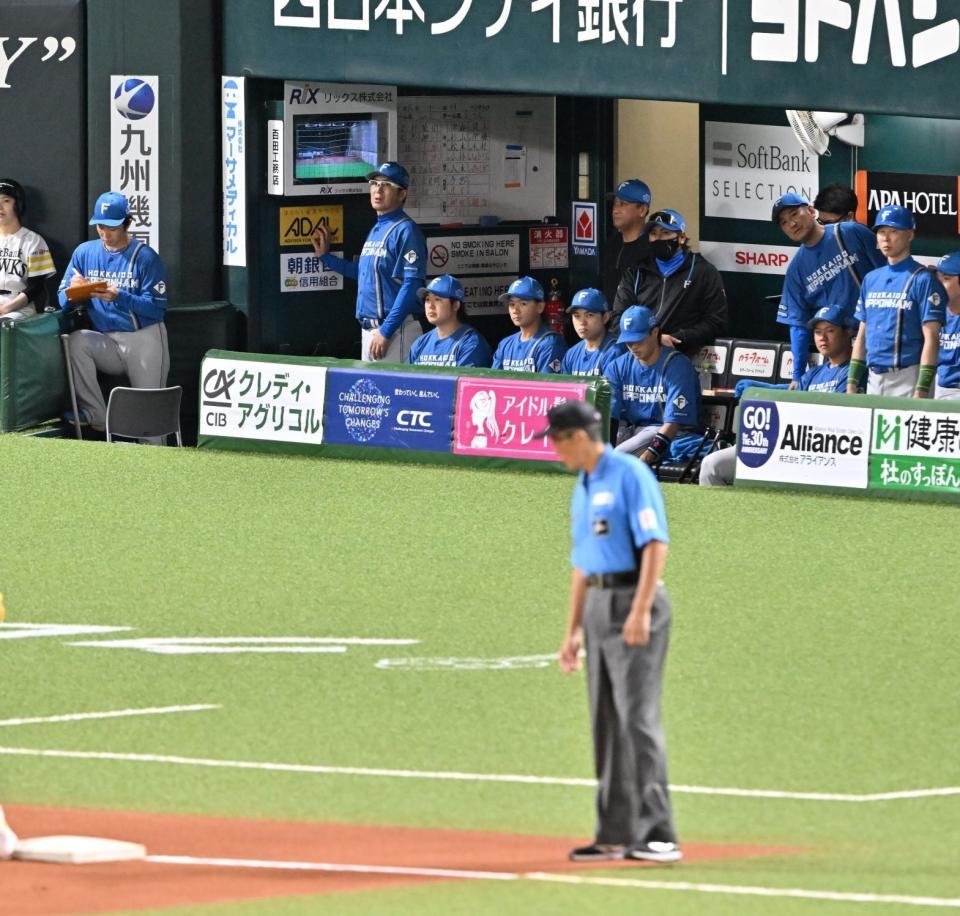 １回、周東の右越え先制２点本塁打に、ぼうぜんとする日本ハムベンチ