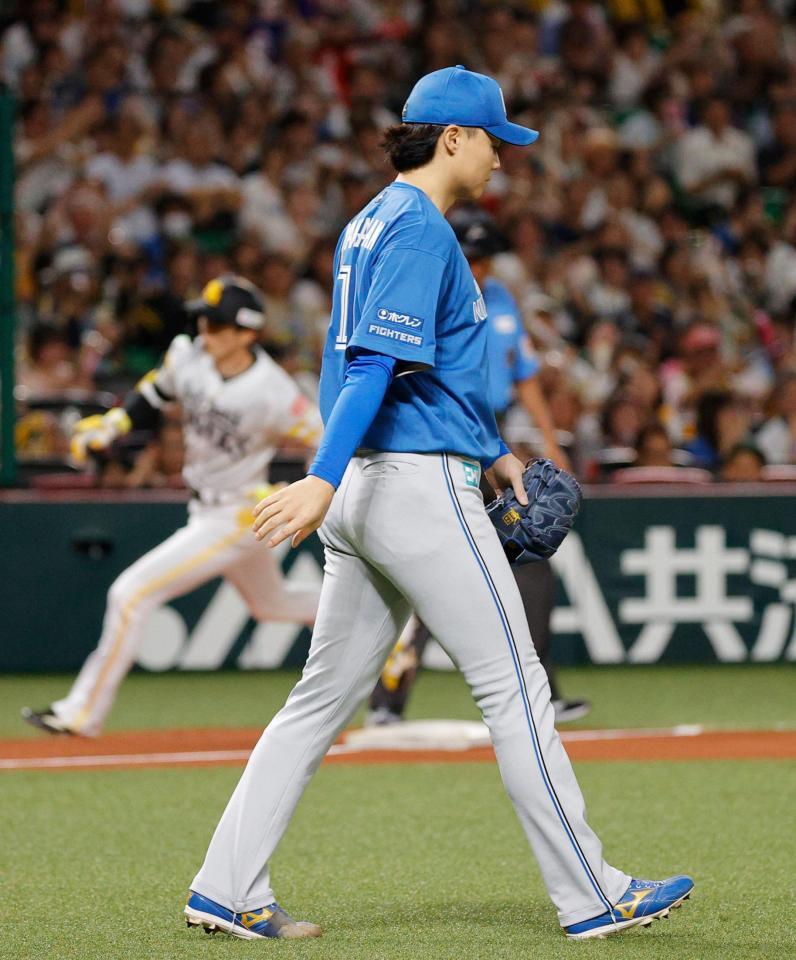１回、周東（奥）に先制２ランを浴びた山崎