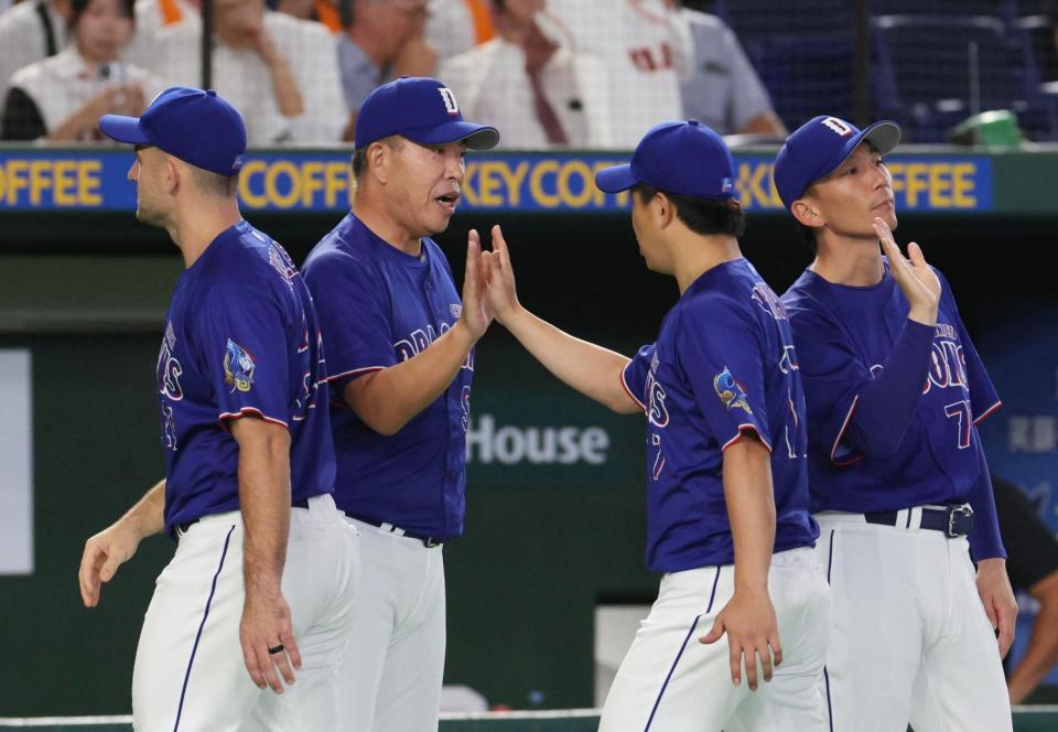 柳とタッチをする井上監督（撮影・佐々木彰尚）