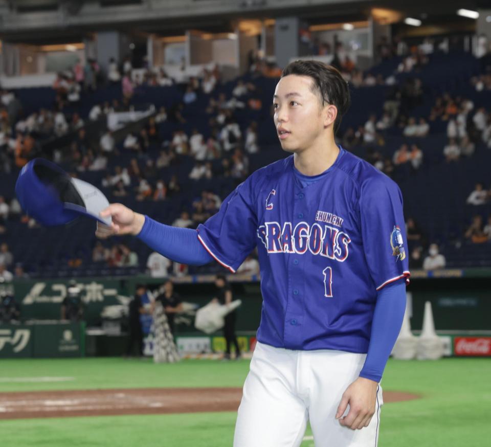 ファンにあいさつをする岡林（撮影・佐々木彰尚）