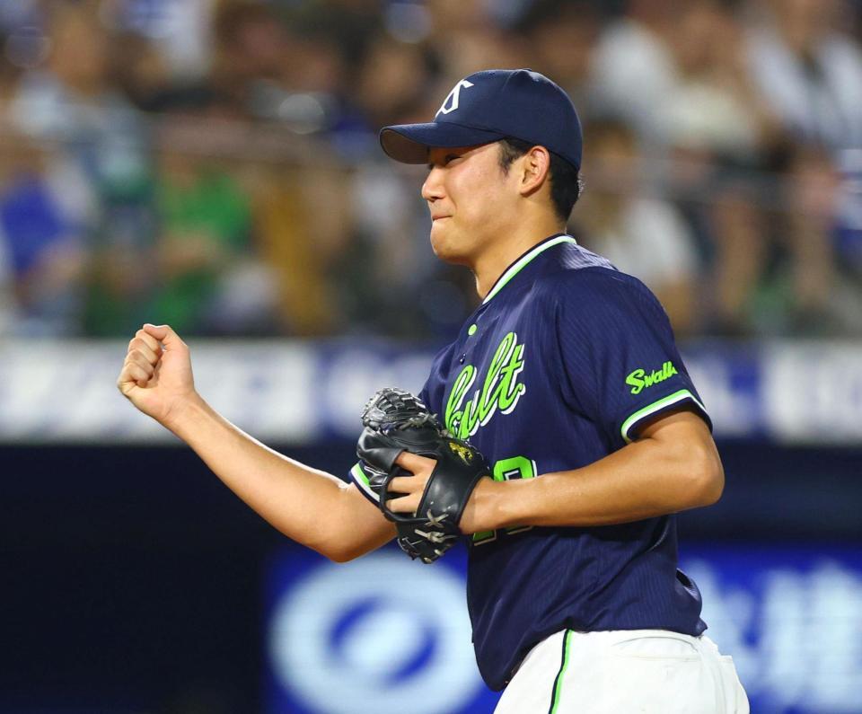 ６回、ピンチをしのぎガッツポーズの奥川（撮影・石井剣太郎）