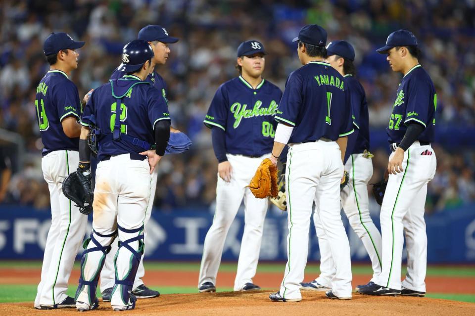 ４回、奥川（左端）のもとに集まるヤクルトナイン（撮影・石井剣太郎）