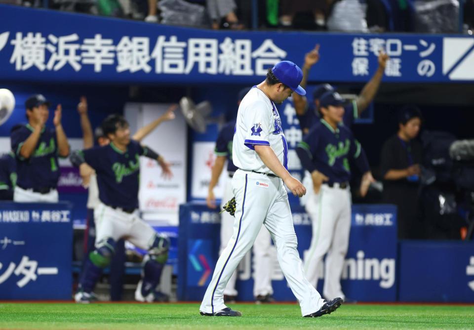 延長１０回、勝ち越しを許した伊勢（撮影・石井剣太郎）