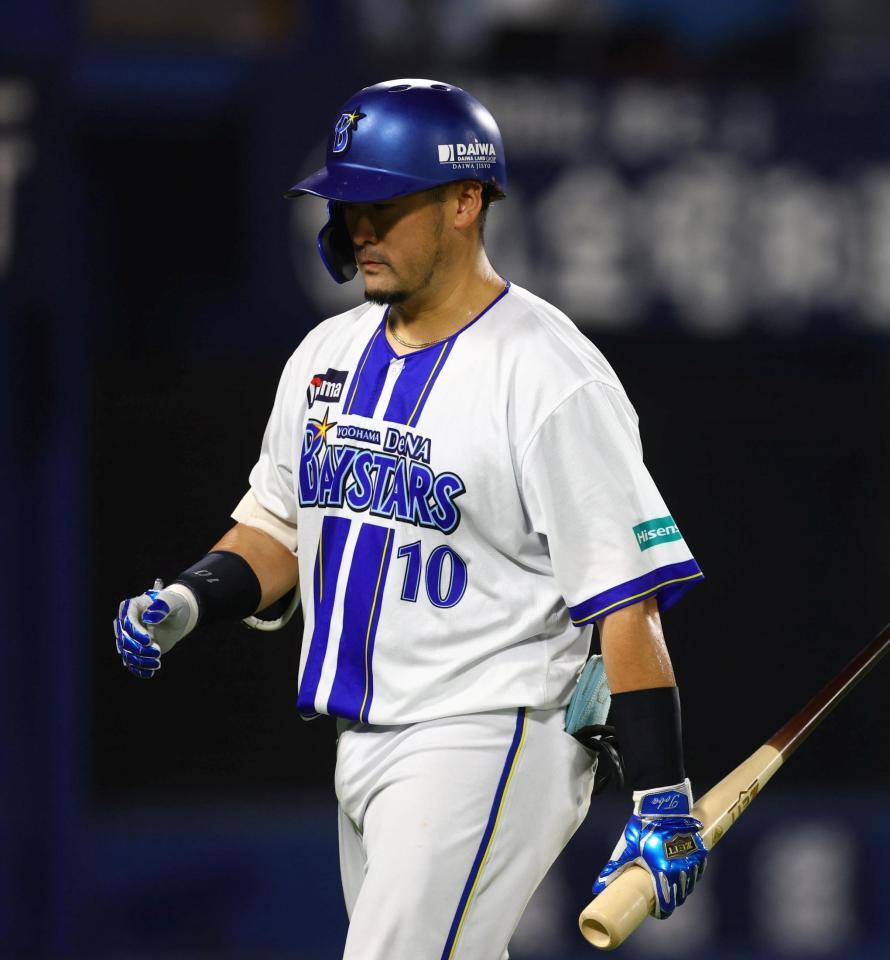 ４回、空振り三振に倒れた戸柱（撮影・石井剣太郎）