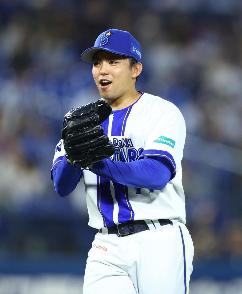 １回、ピンチをしのぎグローブをたたく東（撮影・石井剣太郎）
