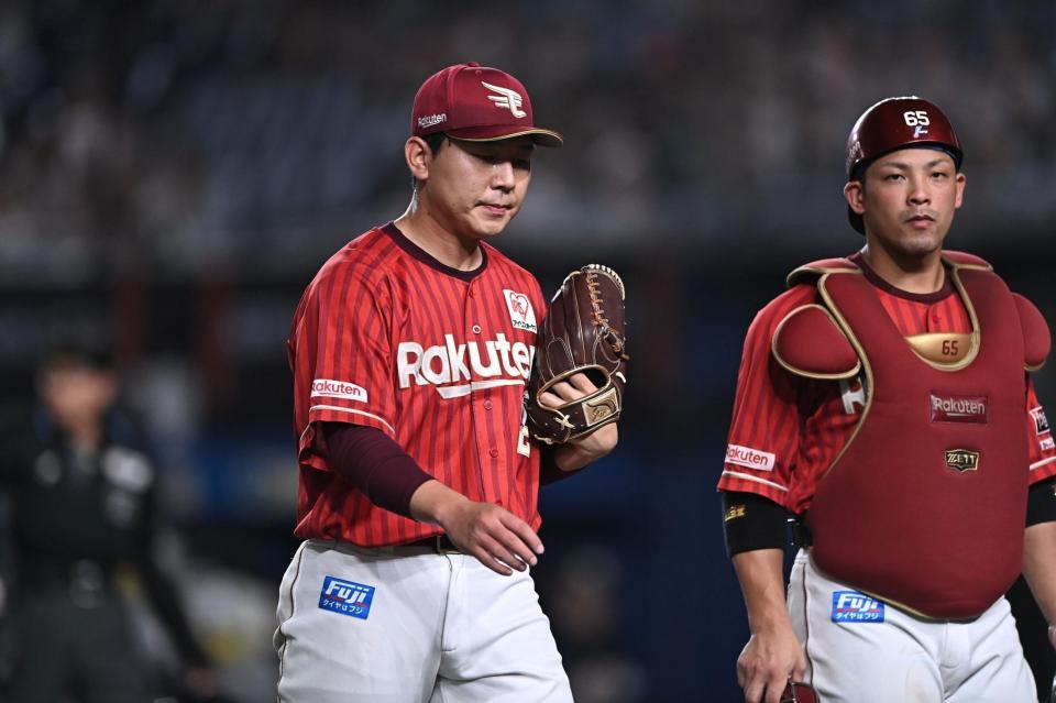 ９回、山口にサヨナラの中越え適時二塁打を打たれ引き揚げる西口（左）。捕手・堀内（撮影・開出牧）