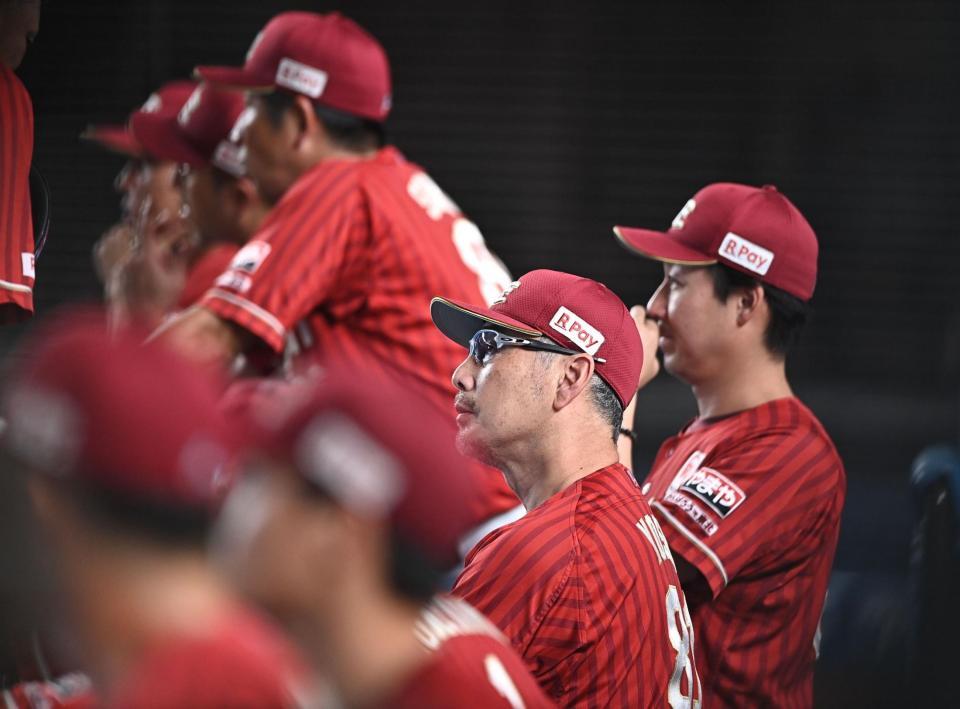 ９回、ベンチで戦況を見守る吉井監督（中央）＝撮影・開出牧