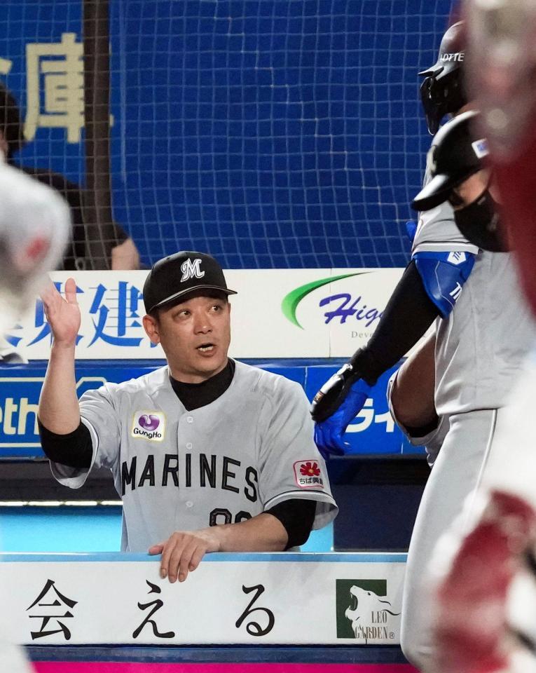 ３回、先制ソロを放った井上（右）を迎えるサブロー監督