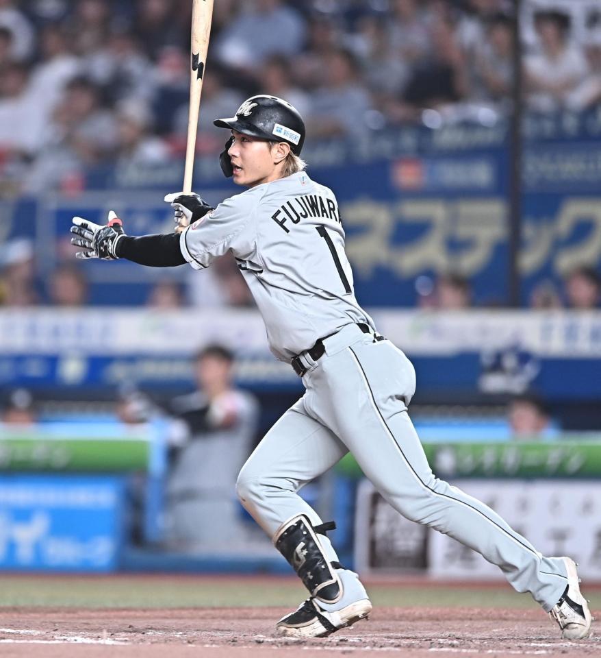 ５回、勝ち越しの中前適時打を放つ藤原（撮影・開出牧）
