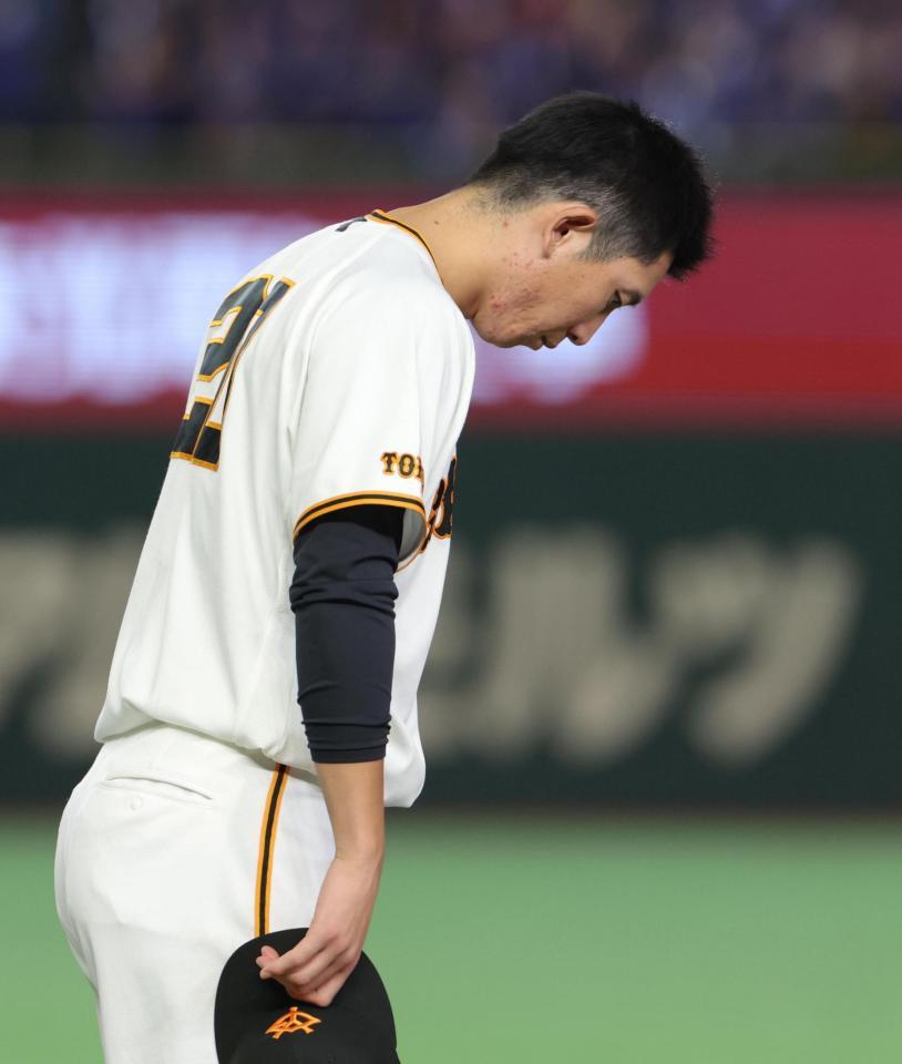試合後、ファンに一礼をする戸郷（撮影・佐々木彰尚）