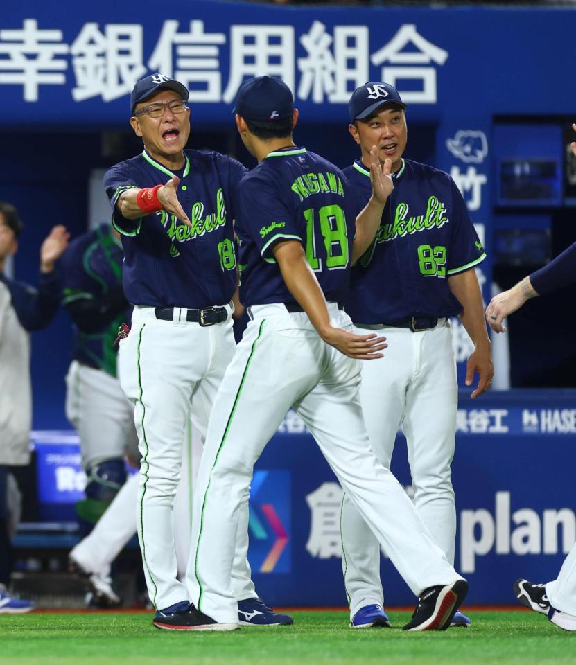 奥川（中央）らとタッチを交わす池山監督（左端）＝撮影・石井剣太郎