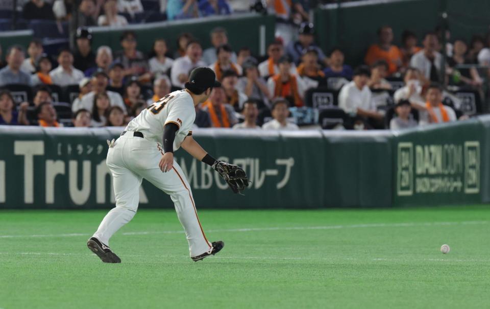 ４回、サノーの三塁への打球を失策した石塚（撮影・佐々木彰尚）