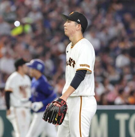 　４回、岡林（左）に３ランを浴びた戸郷（撮影・佐々木彰尚）