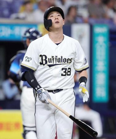 　４回、空振り三振に倒れた来田（撮影・坂部計介）