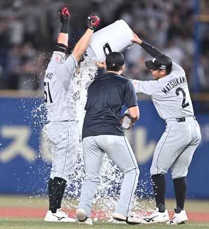 　９回、サヨナラ二塁打を放ち手荒い祝福を受ける山口（左）